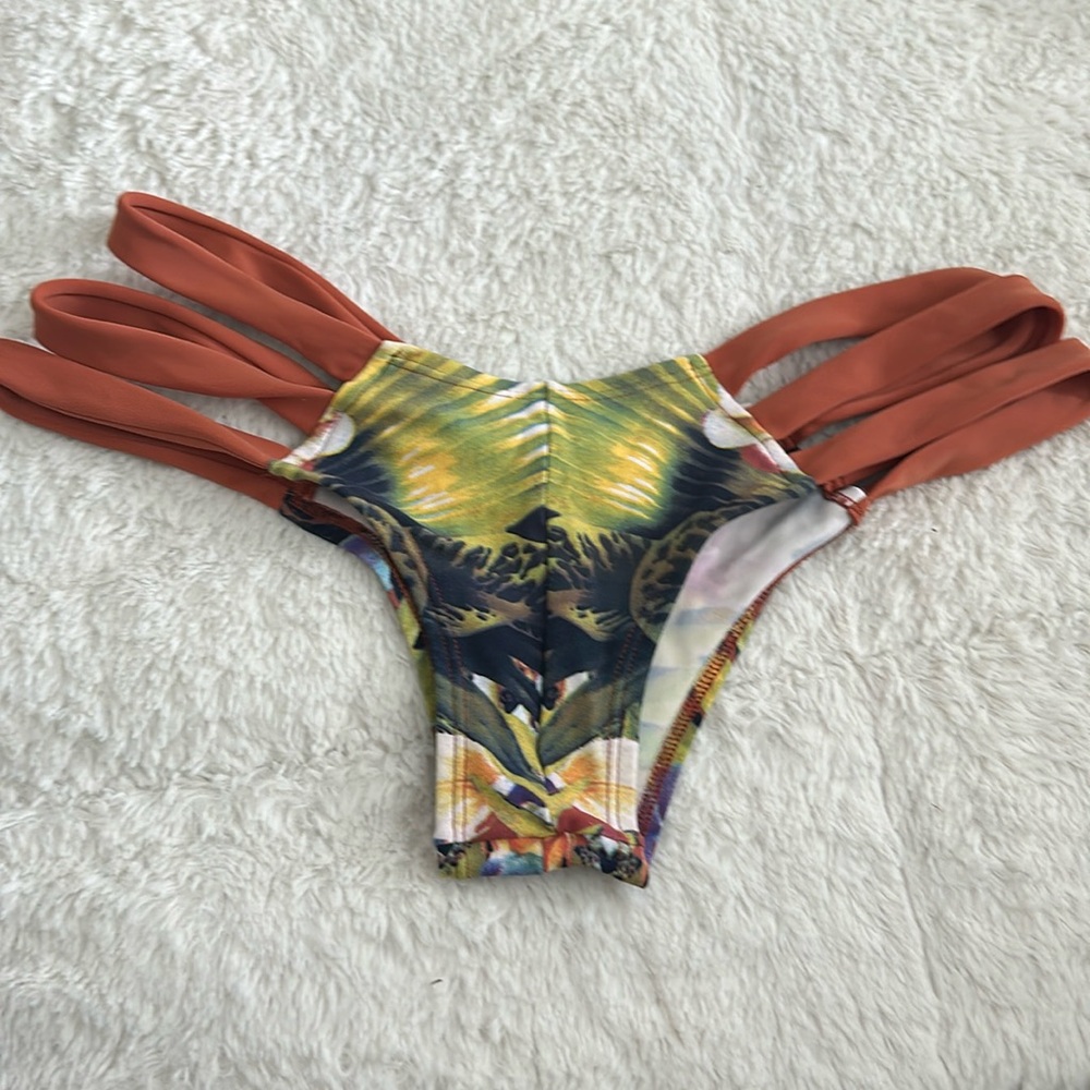 Montage bikini bottom size medium.